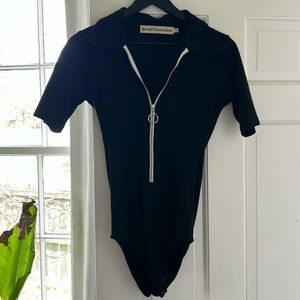 Stoned Immaculate black Wonder Years ribbed zip front bodysuit size large